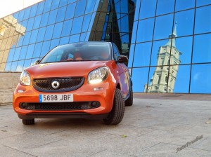 Smart naranja por las calles de Zaragoza