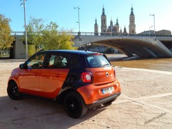 Smart frente al Pilar de Zaragoza