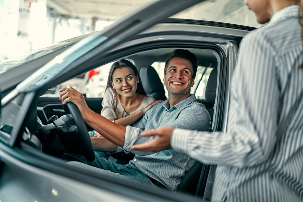 Entrega de llaves en un coche de alquiler