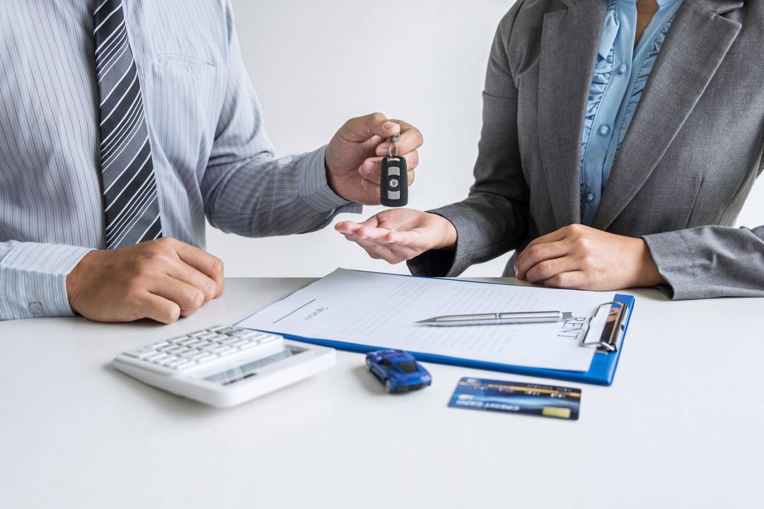 Agente de Rent a car dándole las llaves a un cliente